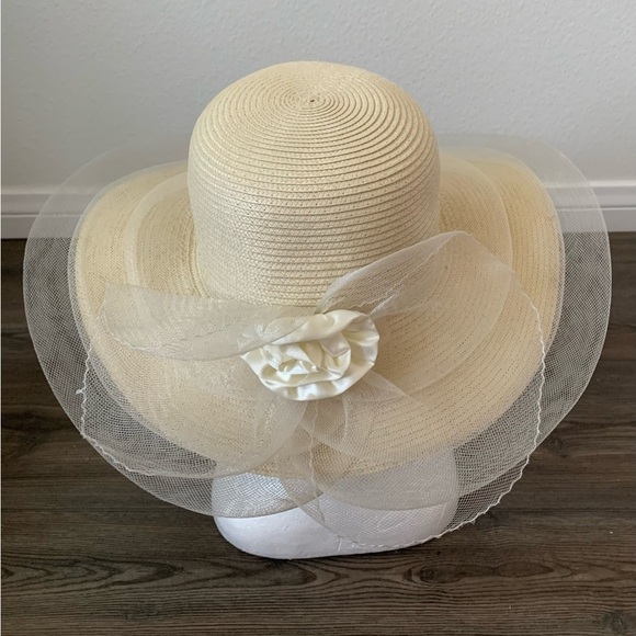Elegant Cream Wide-Brim Hat with Floral Accent - Picture 1 of 9